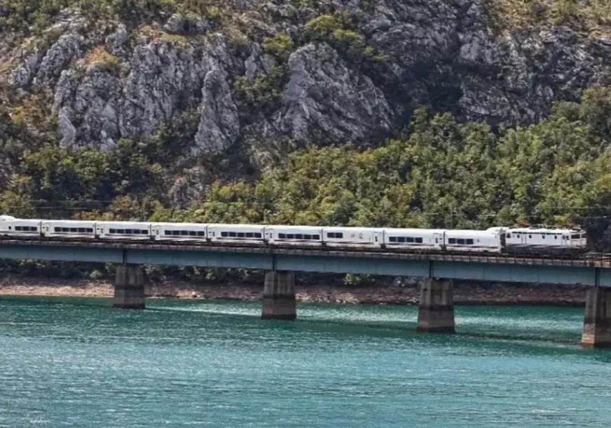 Vozovi nisu krenuli iz Sarajeva za Mostar: Putnici prevezeni autobusima, evo šta je uzrokovalo problem