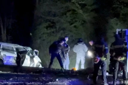 (FOTO) Od siline udarca oba vozila smrskana: Tinejdžer (19) se "golfom" zakucao u "opel" u kojem JE POGINULA CIJELA PORODICA, ima i povrijeđenih