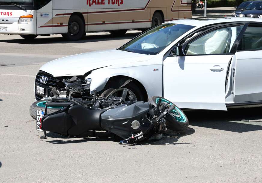 (VIDEO, FOTO) IMA POVRIJEĐENIH Žestok sudar auta i motora u centru Banjaluke