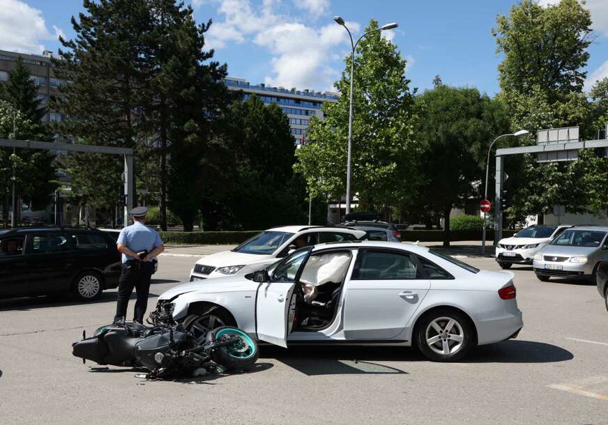 (VIDEO, FOTO) Novi detalji saobraćajke u centru Banjaluke: Povrijeđene 3 osobe u sudaru auta i motora