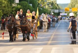 (VIDEO, FOTO) Konji vrani i fijakeri stari: Praznični DEFILE KOČIJA starije Banjalučane podsjetio na mladost, a mlade ostavio u čudu