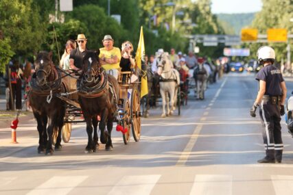 (VIDEO, FOTO) Konji vrani i fijakeri stari: Praznični DEFILE KOČIJA starije Banjalučane podsjetio na mladost, a mlade ostavio u čudu