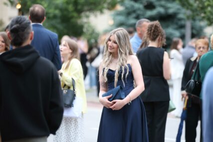 (VIDEO, FOTO) Vrijeme promijenilo planove, ali ne i raspoloženje: Banjaluka zablistala uz OSMIJEHE APSOLVENATA