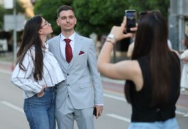 (VIDEO, FOTO) Sijevaju blicevi, stvaraju se uspomene: Studenti 7 fakulteta proslavljaju APSOLVENTSKO VEČE