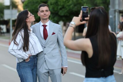 (VIDEO, FOTO) Sijevaju blicevi, stvaraju se uspomene: Studenti 7 fakulteta proslavljaju APSOLVENTSKO VEČE