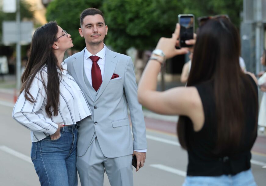 (VIDEO, FOTO) Sijevaju blicevi, stvaraju se uspomene: Studenti 7 fakulteta proslavljaju APSOLVENTSKO VEČE