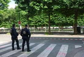 Ispalio 3 hica i ranio policajce: Muškarac mislio da je Makron SVRGNUT, sa puškom u ruci vikao "REVOLUCIJA"