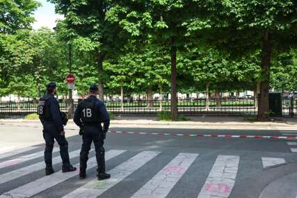 Ispalio 3 hica i ranio policajce: Muškarac mislio da je Makron SVRGNUT, sa puškom u ruci vikao "REVOLUCIJA"