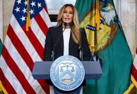 (FOTO) Zamalo da pukne BRUKA: Melanija se pojavila smjerno odjevena, ali je OVAJ DETALJ promijenio sve