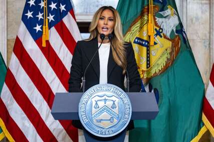 (FOTO) Zamalo da pukne BRUKA: Melanija se pojavila smjerno odjevena, ali je OVAJ DETALJ promijenio sve