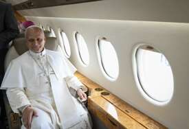 Ušao u avion, a onda je kapetan objavio neugodne vijesti: Papa Lav XIV odgodio povratak u Rim nakon posjete Španiji