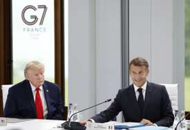 (VIDEO) Neprijatna scena na G7: Tramp dugo stezao ruku Brižit Makron, reakcija francuskog predsednika sve rekla