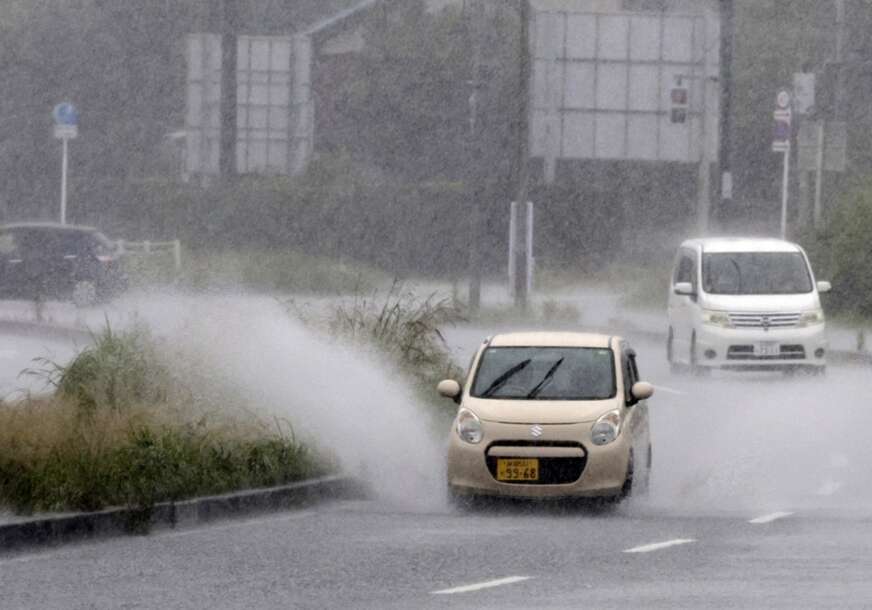 (VIDEO) HAOS U JAPANU ZBOG TAJFUNA Klizište odnijelo prvu žrtvu, ruše se kuće kao kule od karata