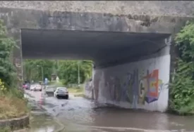 (VIDEO) Nakon kiše stvorilo se jezero: Automobili "PLOVILI" ISPOD NADVOŽNJAKA u banjalučkom naselju Zalužani