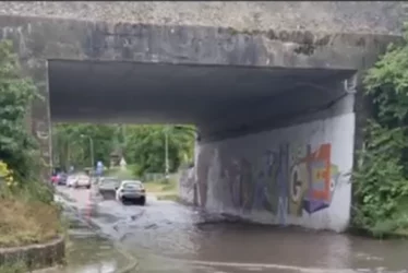 (VIDEO) Nakon kiše stvorilo se jezero: Automobili "PLOVILI" ISPOD NADVOŽNJAKA u banjalučkom naselju Zalužani