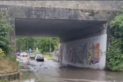 (VIDEO) Nakon kiše stvorilo se jezero: Automobili "PLOVILI" ISPOD NADVOŽNJAKA u banjalučkom naselju Zalužani