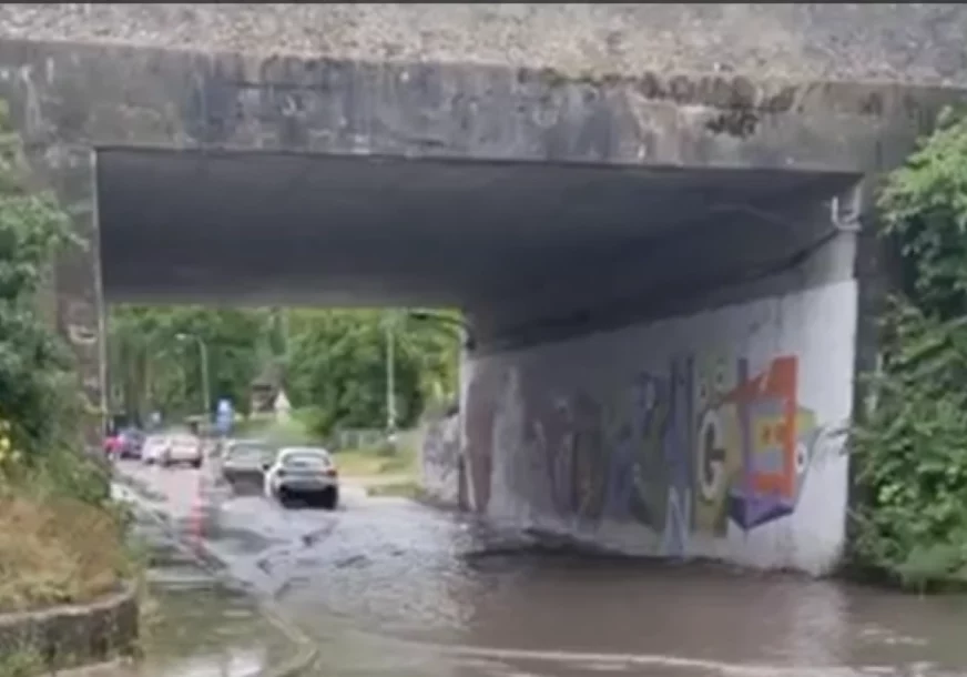 (VIDEO) Nakon kiše stvorilo se jezero: Automobili "PLOVILI" ISPOD NADVOŽNJAKA u banjalučkom naselju Zalužani