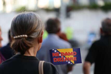 (FOTO) PROTEST ISPRED OHR Građani Sarajeva traže veća ovlaštenja za novog visokog predstavnika