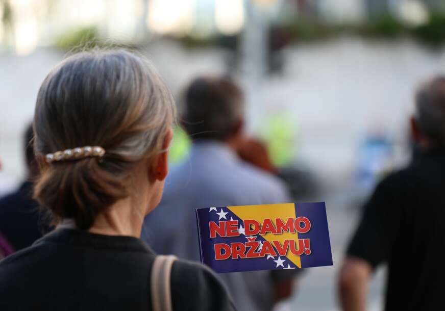 (FOTO) PROTEST ISPRED OHR Građani Sarajeva traže veća ovlaštenja za novog visokog predstavnika