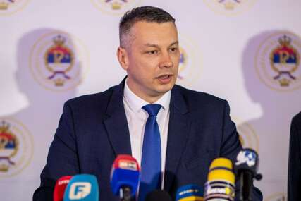 "NESHVATLJIVO" Nešić poručio da PALJENJE ZASTAVE Republike Srpske ne smije proći nekažnjeno