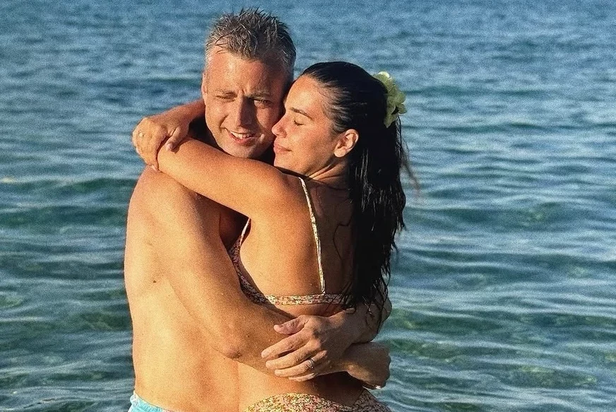 (FOTO) Važe za jedan od najljepših parova: Bojan Vasković OŽENIO ZGODNU DOKTORU, njene fotke u bikiniju zapalile mreže