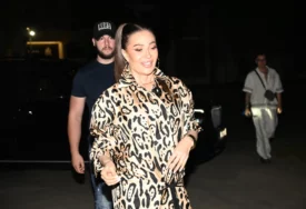 (VIDEO) Napravila pometnju ispred studija: Ceca Ražnatović na finale "Zvezda Granda" stigla u papučama i leopard printu od glave do pete