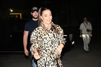 (VIDEO) Napravila pometnju ispred studija: Ceca Ražnatović na finale "Zvezda Granda" stigla u papučama i leopard printu od glave do pete