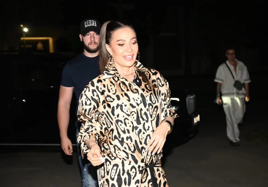 (VIDEO) Napravila pometnju ispred studija: Ceca Ražnatović na finale "Zvezda Granda" stigla u papučama i leopard printu od glave do pete
