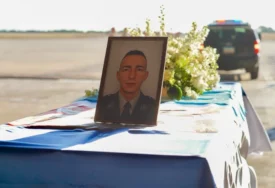 (VIDEO) "Zar ovako da mi dođeš kući" Tijelo vojnika (36) poginulog u Libanu ispraćeno za Srbiju, supruga neutješna