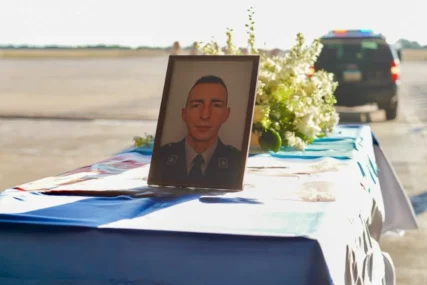 (VIDEO) "Zar ovako da mi dođeš kući" Tijelo vojnika (36) poginulog u Libanu ispraćeno za Srbiju, supruga neutješna