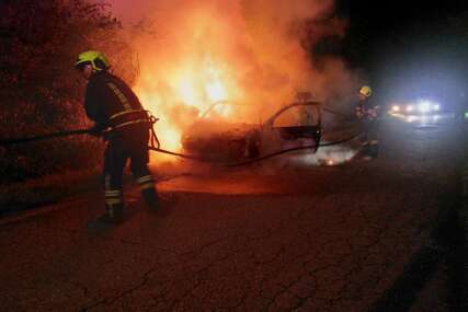 (FOTO) Vatrogasci imali više intervencija: U Banjaluci IZGORIO AUTOMOBIL