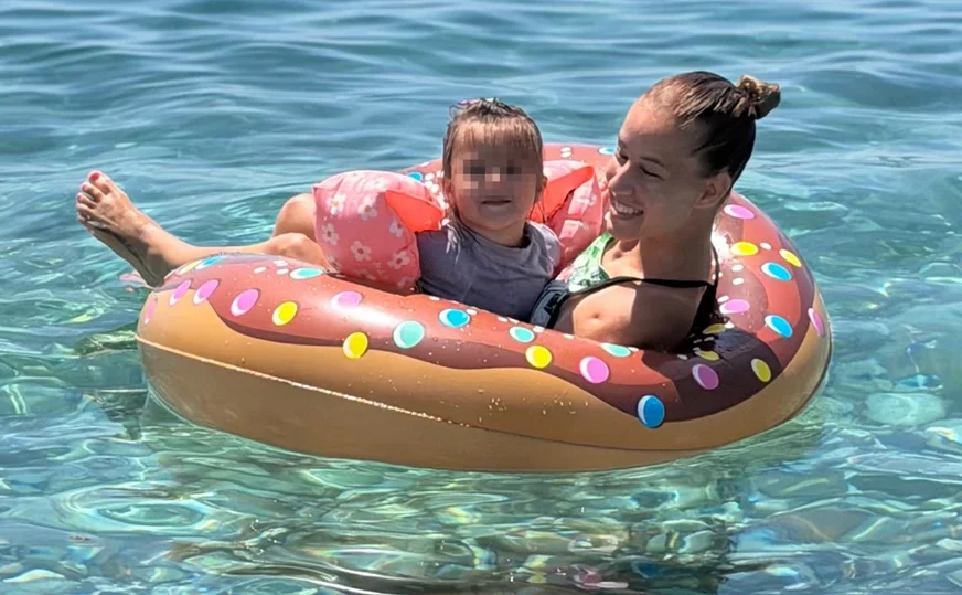 (FOTO) Za majčinsku ljubav ne postoje prepreke: Djevojka sa krilima se u velikoj šarenoj gumi kupa sa kćerkom na moru