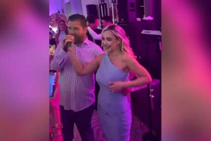 (VIDEO) "Malo je i moja pjesma" Aca Kos OTEO MIKROFON Maji Berović, pa zapjevao pred svima