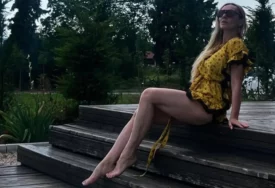 (FOTO) "Ne guram u udaju i brakove" Najzgodnija baka na estradi, u mini žutoj haljini istakla zategnute noge