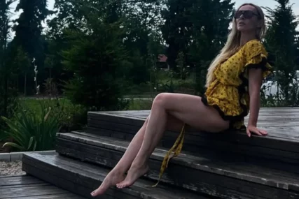 (FOTO) "Ne guram u udaju i brakove" Najzgodnija baka na estradi, u mini žutoj haljini istakla zategnute noge