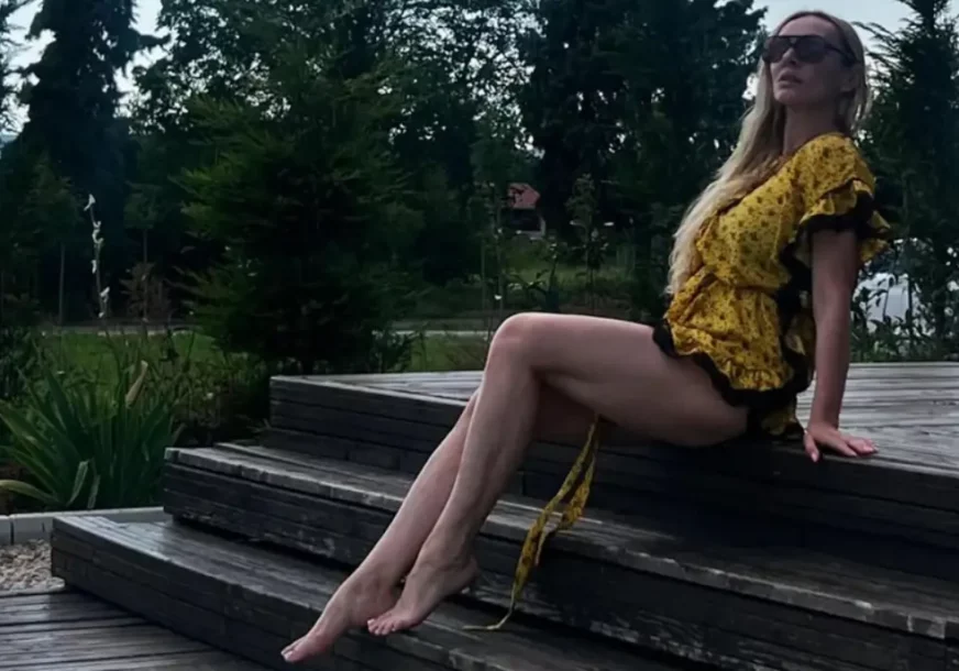 (FOTO) "Ne guram u udaju i brakove" Najzgodnija baka na estradi, u mini žutoj haljini istakla zategnute noge