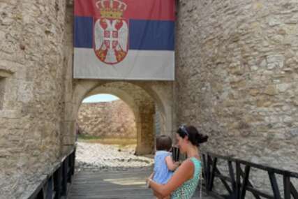 (FOTO) "JELA JE ĆEVAPE I PEČENJE" Anđela dobila kćerku sa milionerom iz Amerike, a sada je prvi put dovela u Beograd