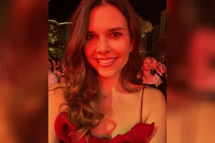 (VIDEO) Koleginica joj pravi društvo: Anica Lazić u transu, u crvenoj haljini skače i đuska