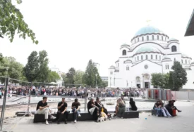 (FOTO) Red ispred Hrama Svetog Save dugačak čak 5 kilometara: Vjernici ČEKAJU VIŠE OD 10 SAT da se poklone svetinji uprkos umoru i vrućini