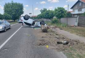(FOTO) Auto završilo na krovu: Udes na putu Bijeljina-Zvornik, vozač prevezen u bolnicu