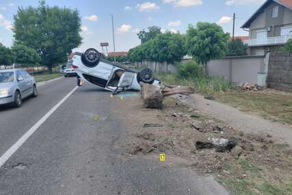 (FOTO) Auto se prevrnulo i završilo na krovu: Udes na putu Bijeljina-Zvornik, vozač prevezen u bolnicu