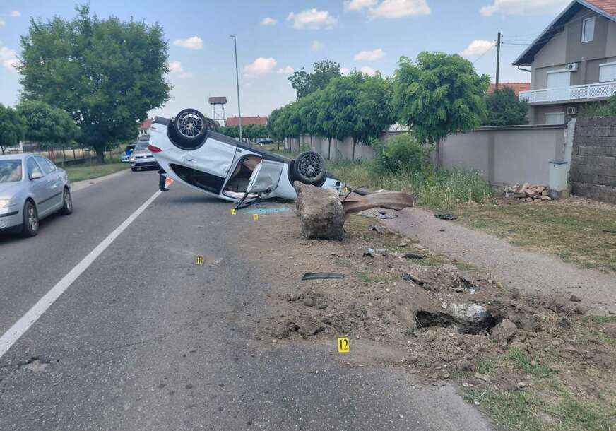 (FOTO) Auto se prevrnuo, završio na krovu: Udes na putu Bijeljina-Zvornik, vozač prevezen u bolnicu