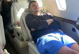 (FOTO) Izuo patike, pa se opustio: Bogdan Bogdanović se zavalio U PRIVATNOM AVIONU i uživa