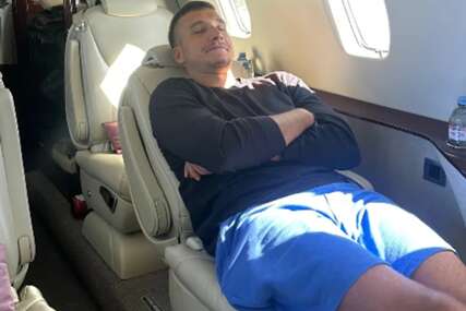 (FOTO) Izuo patike, pa se opustio: Bogdan Bogdanović se zavalio U PRIVATNOM AVIONU i uživa