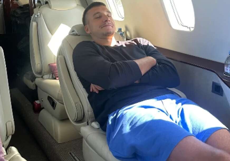 (FOTO) Izuo patike, pa se opustio: Bogdan Bogdanović se zavalio U PRIVATNOM AVIONU i uživa