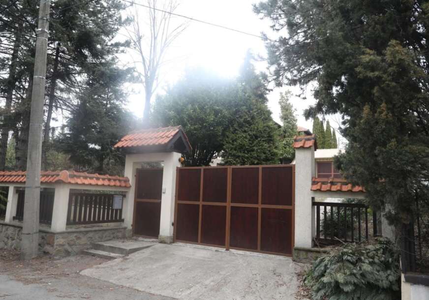 (FOTO) Pametno je ulagao: Poznati glumac u centru Beograda ima stan, a ovu OGROMNU VILU izdaje, imanje je puno zelenila