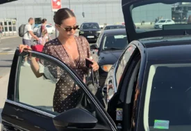 (VIDEO) Breskvica zablistala na aerodromu: Elegantna haljina i luksuzna Birkin torba privukle sve poglede