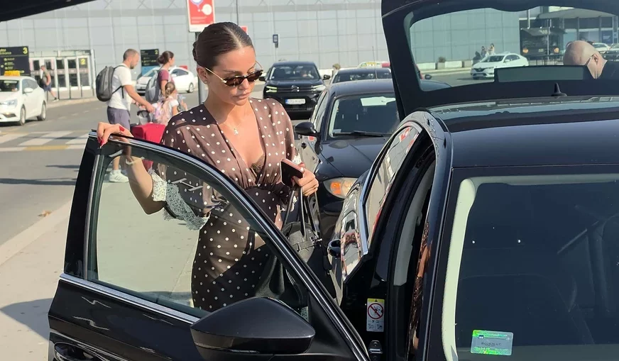 (VIDEO) Breskvica zablistala na aerodromu: Elegantna haljina i luksuzna Birkin torba privukle sve poglede