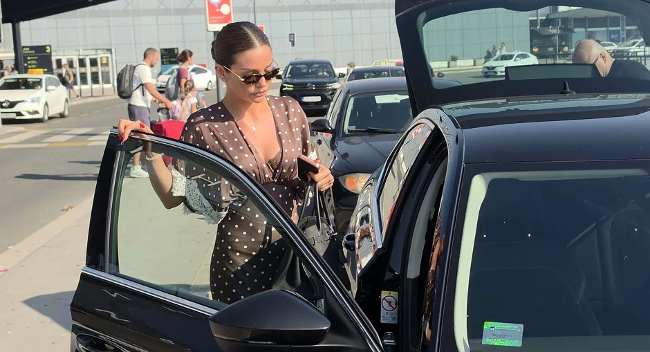 Breskvica zablistala na aerodromu, sija u elegantnoj haljini