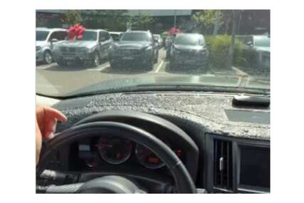 (VIDEO) Toplotni talas pokazao svoju snagu: Sunce "istopilo" automobil, pogledajte prizor koji je mnoge ostavio BEZ RIJEČI